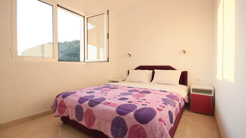 Apartments Percobic Sutomore Bilik gambar