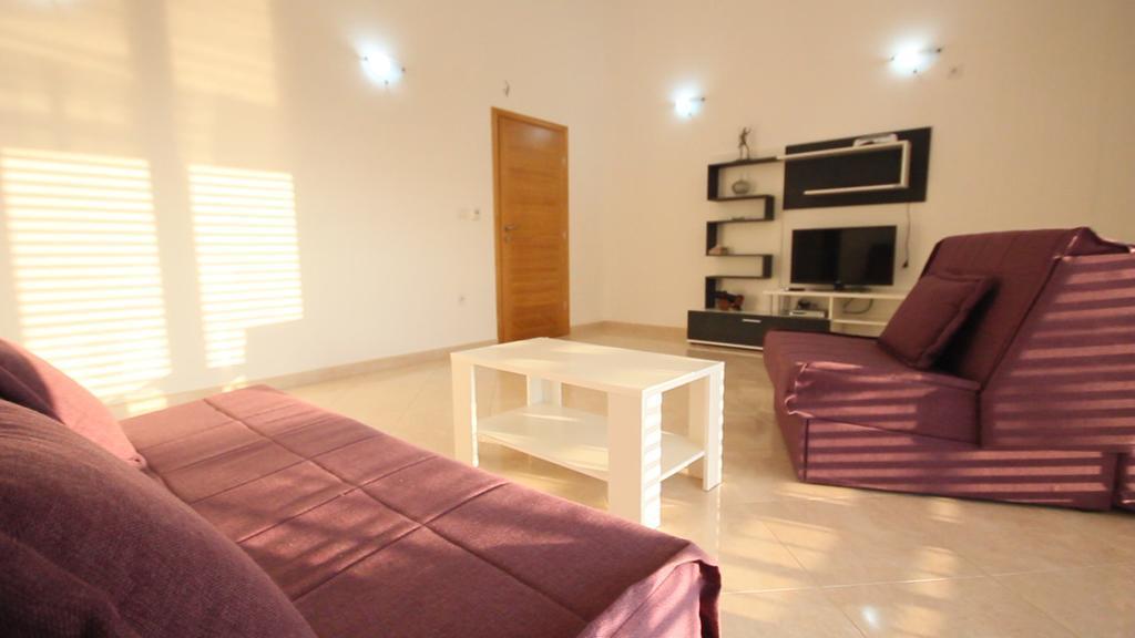 Apartments Percobic Sutomore Bilik gambar