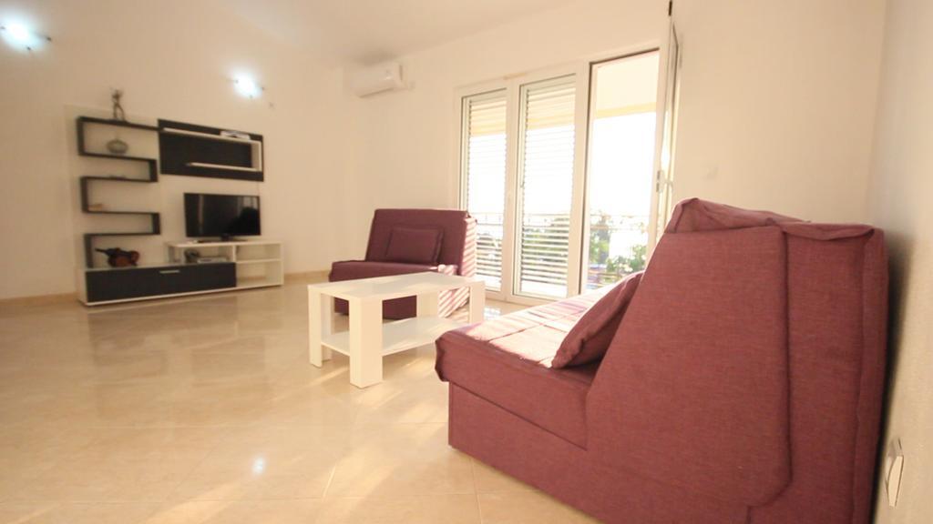 Apartments Percobic Sutomore Bilik gambar