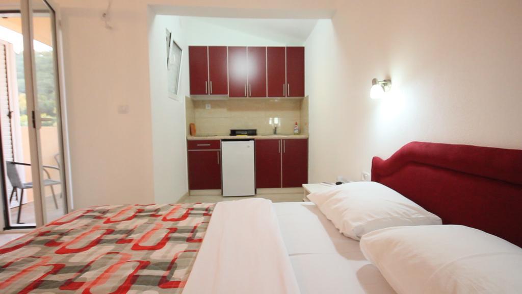 Apartments Percobic Sutomore Bilik gambar