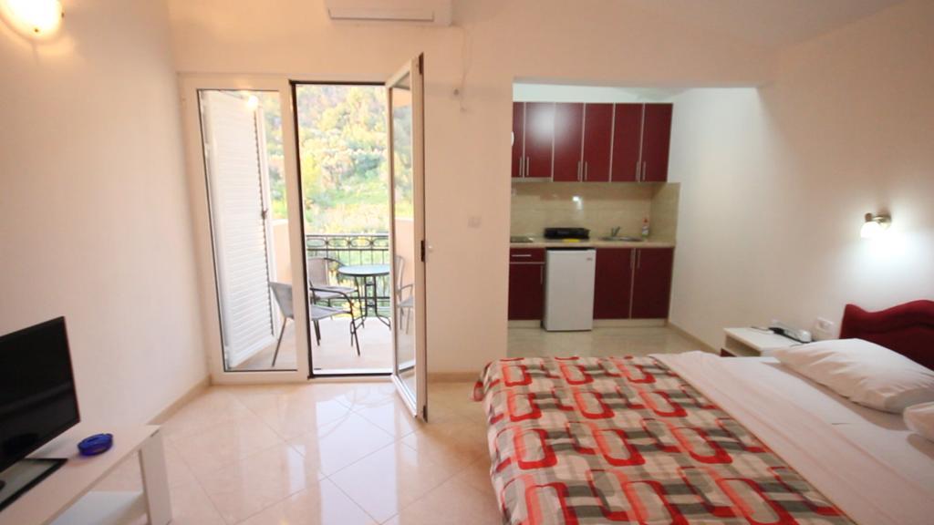 Apartments Percobic Sutomore Bilik gambar
