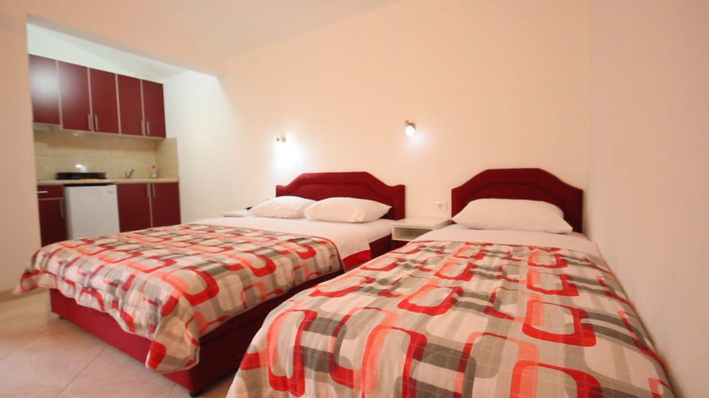 Apartments Percobic Sutomore Bilik gambar