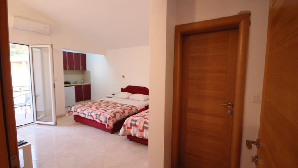 Apartments Percobic Sutomore Bilik gambar