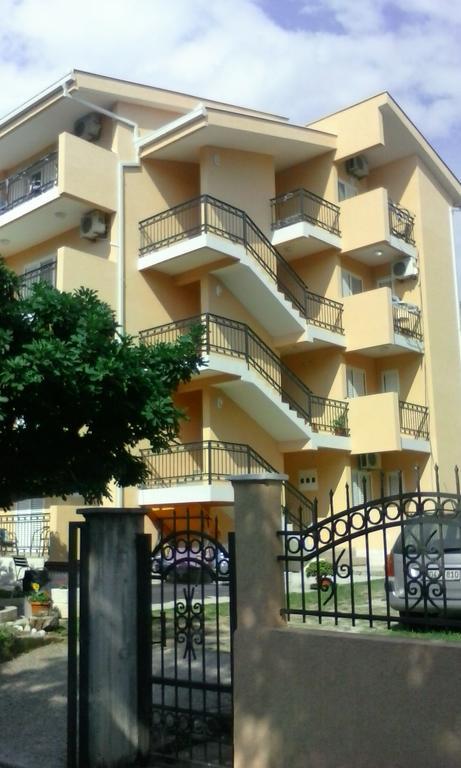 Apartments Percobic Sutomore Bilik gambar
